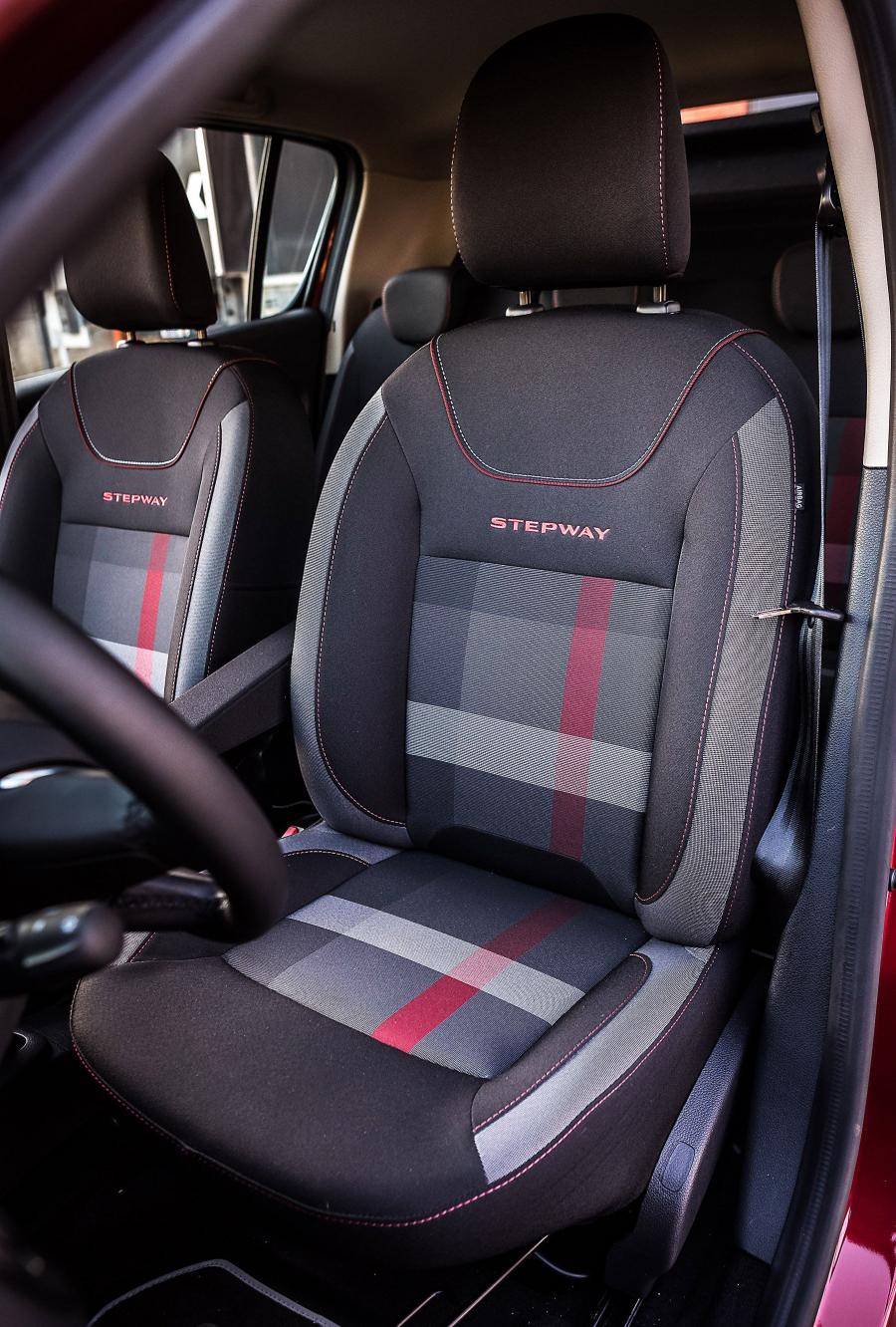 Интерьер Dacia Sandero Stepway Charisma 2019 года  (фото 17 из 24)
